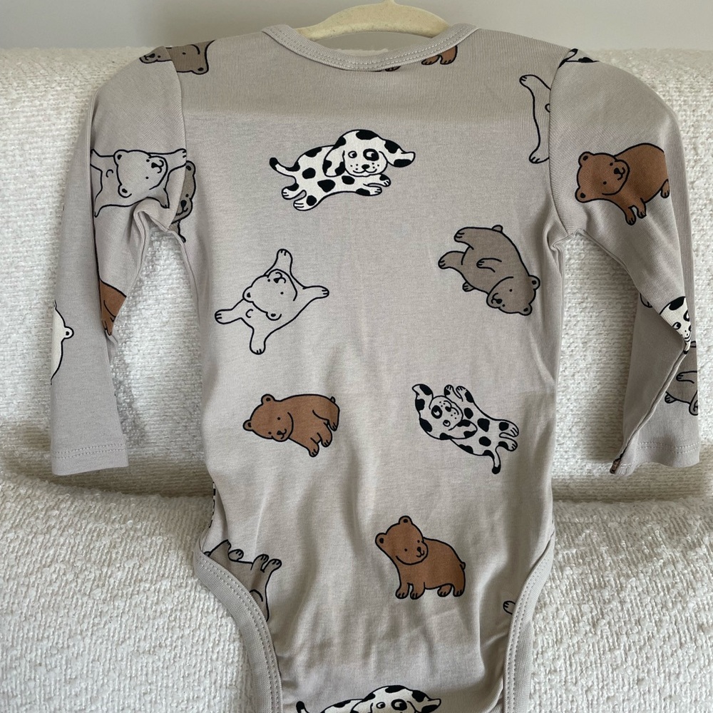 H&M NWT SZ 6 month puppy’s and bears cream snap long sleeve onesie.